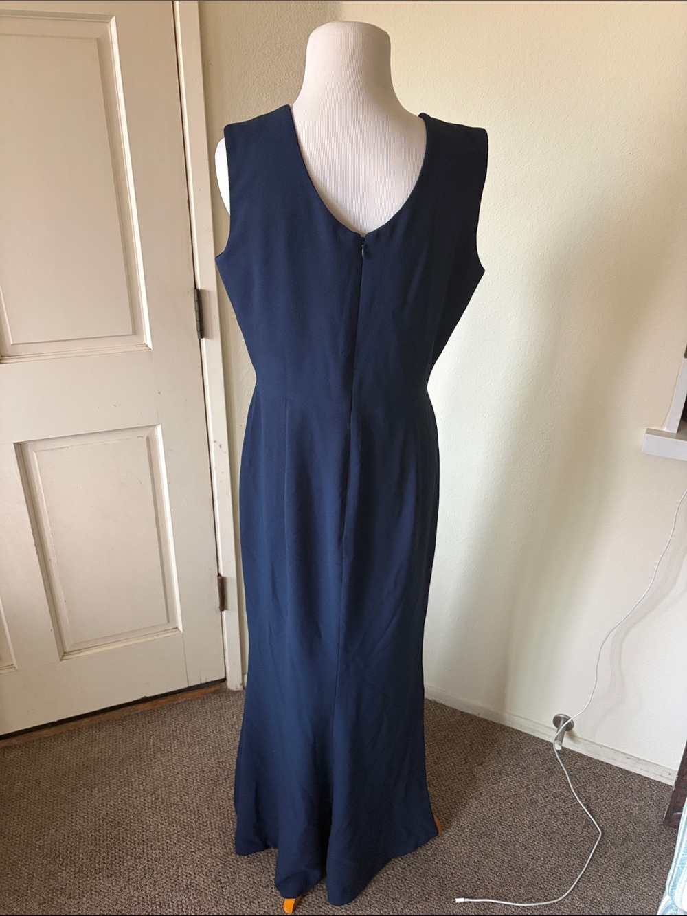 Dress the population  Navy V-Neck Sleeveless Maxi Dress - Picture 3 of 4